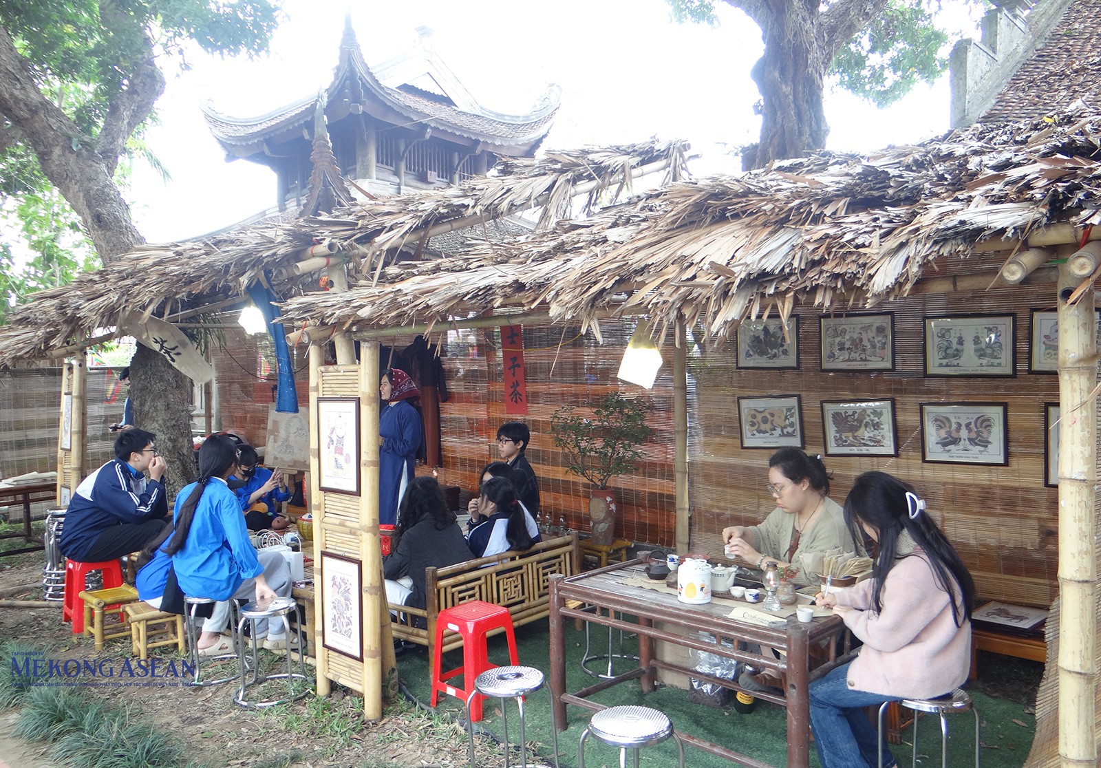 Tham quan, trải nghiệm không gian làng sĩ tử.