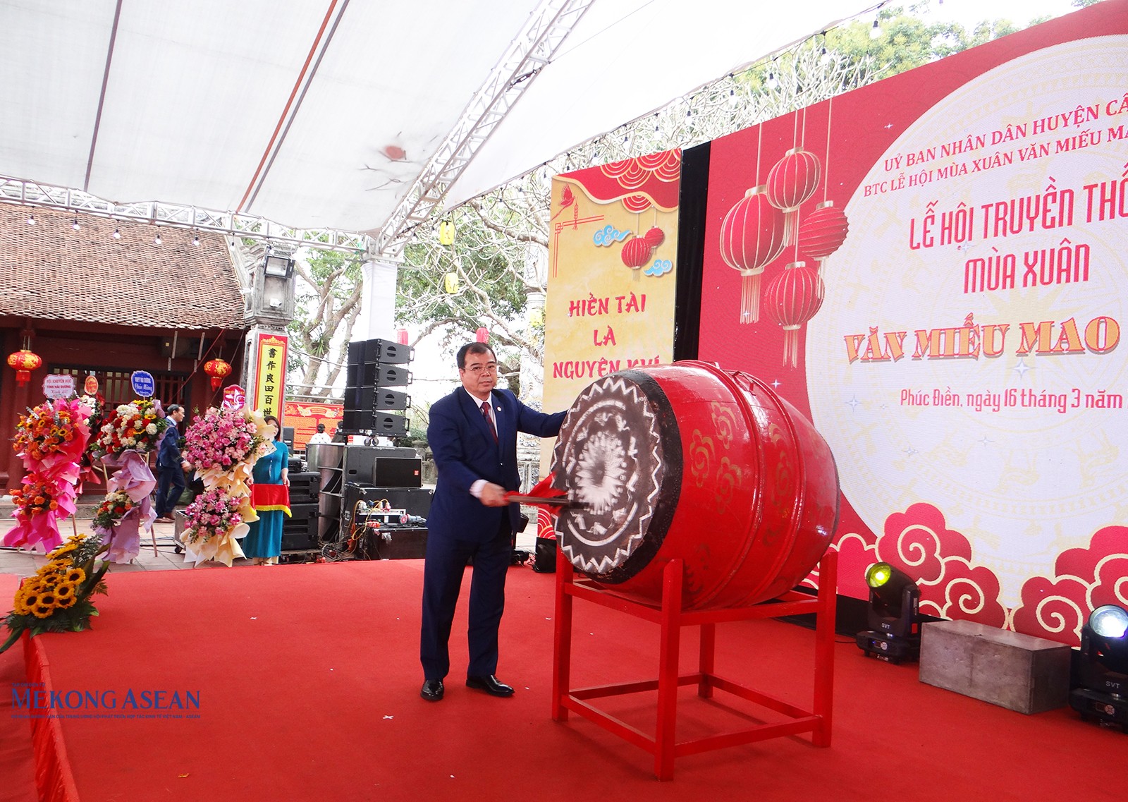 Ông Nguyễn Minh Hùng, Tỉnh ủy viên, Phó Chủ tịch UBND tỉnh Hải Dương đánh trống khai hội.