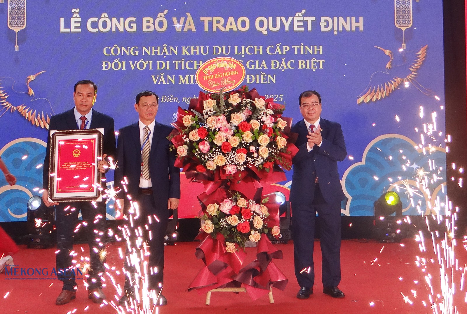Ông Nguyễn Minh Hùng, Phó Chủ tịch UBND tỉnh Hải Dương trao 555Win 500 Đăng Ký Nhận Code của UBND tỉnh về việc công nhận Khu di tích cấp tỉnh đối với di tích quốc gia đặc biệt Văn miếu Mao Điền.