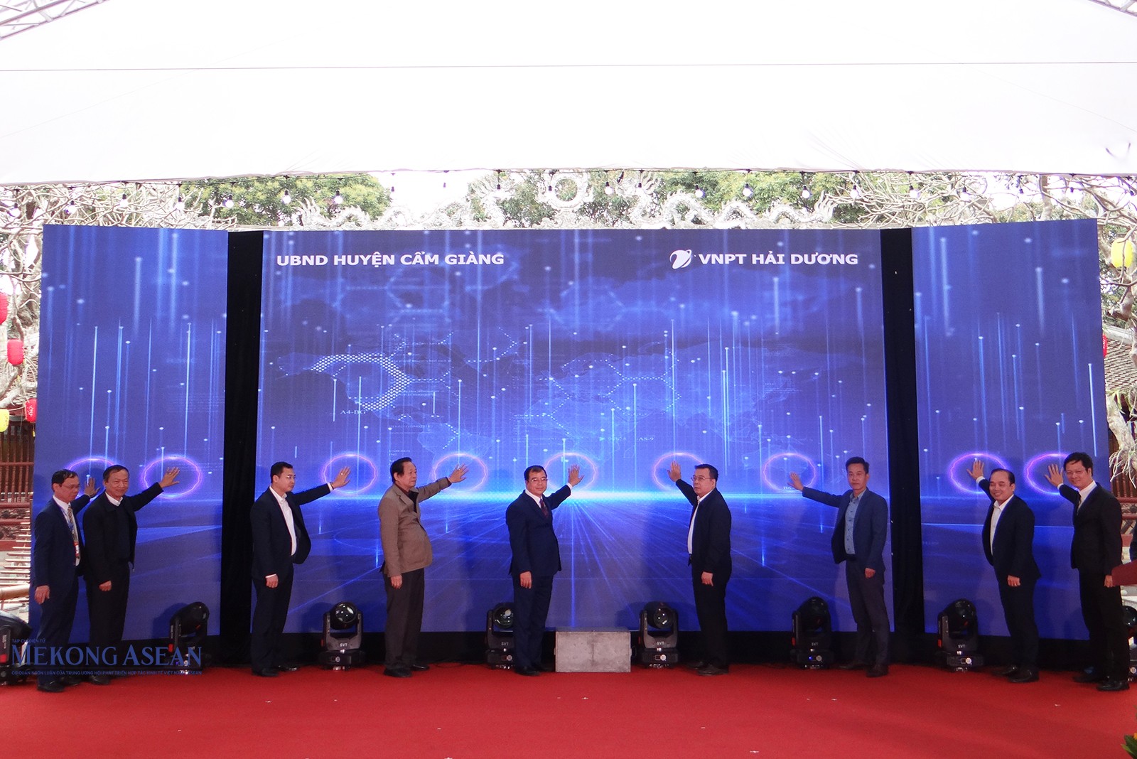 Các đại biểu thực hiện nghi thức ra mắt hệ thống cơ sở dữ liệu và bản đồ số di tích huyện Cẩm Giàng.
