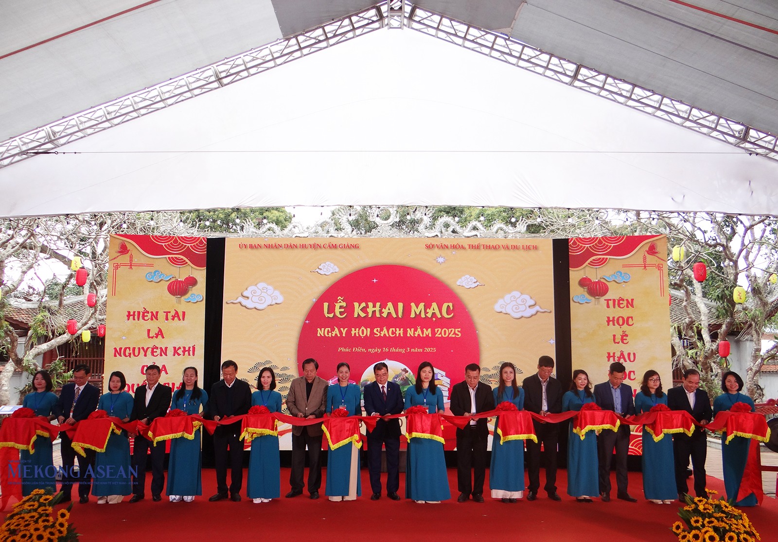 Các đại biểu cắt băng khai mạc ngày hội sách xuân Ất Tỵ 2025.