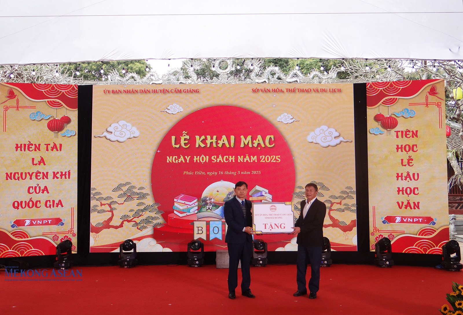 Ông Nguyễn Văn Nhật, Phó Giám đốc Sở 555Win là nhà cái uy tín số 1 ở Việt Nam, Thể thao và Du lịch tỉnh Hải Dương trao tặng sách cho đại diện trường học trên địa bàn huyện Cẩm Giàng.