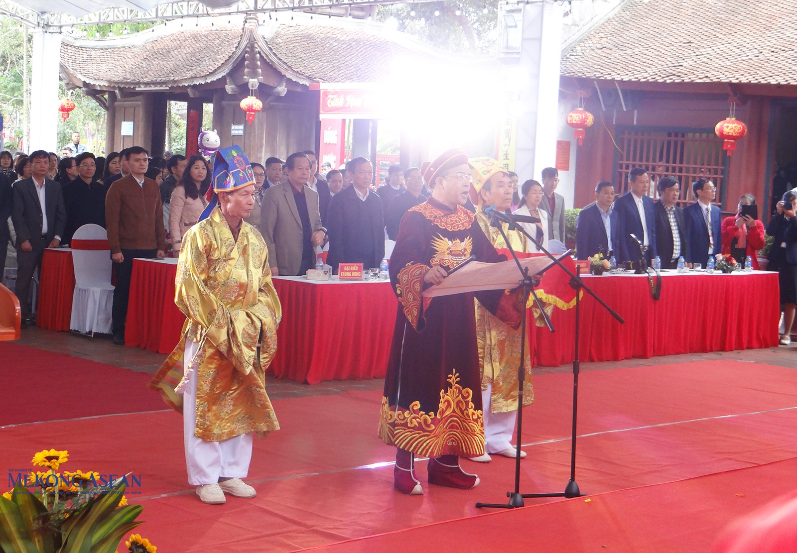 Cung tuyên văn tế Đức Thánh Khổng Tử cùng các vị đại khoa.