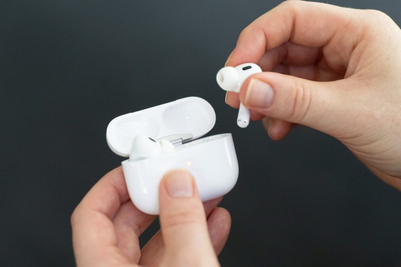 Apple lên kế hoạch bổ sung tính năng phiên dịch trực tiếp cho AirPods từ cuối năm nay, giúp tai nghe có thể dịch các cuộc hội thoại sang ngôn ngữ khác theo thời gian thực.