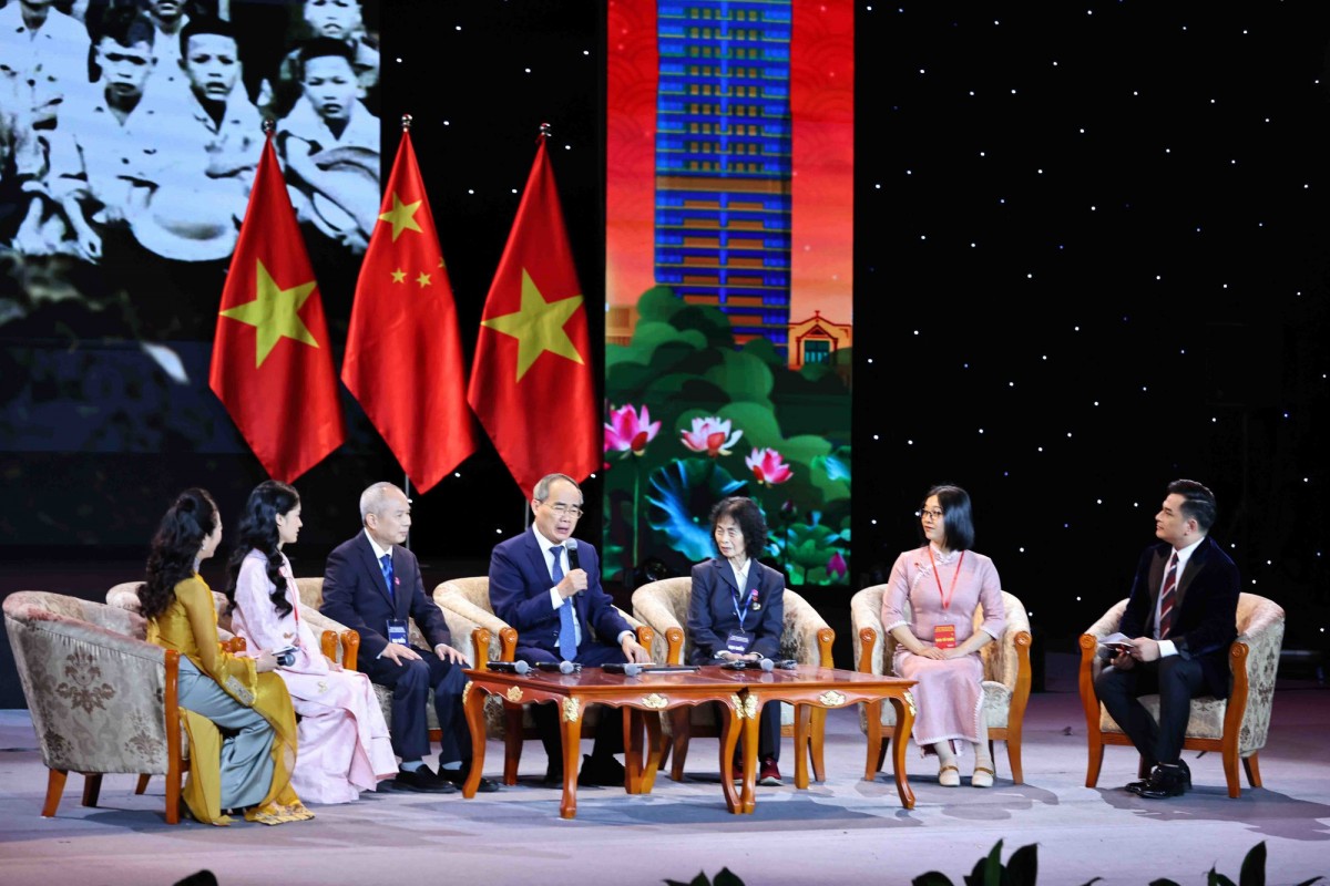Các đại biểu nhân sỹ trí thức, lưu học sinh Việt Nam-Trung Quốc qua các thời kỳ chia sẻ tại chương trình. Ông Nguyễn Thiện Nhân ngồi thứ 4 từ trái sang.