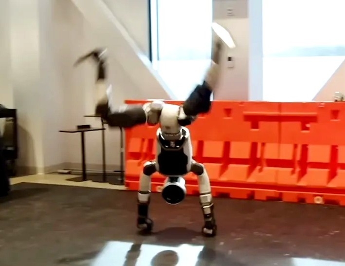 Video robot hình người trình diễn nhào lộn, nhảy hiphop