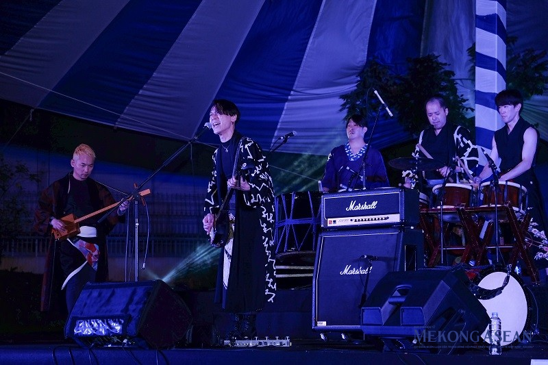 Bati-Holic là nhóm nhạc rock thành lập tại Kyoto (Nhật Bản) năm 2004 gồm 5 thành viên, nổi bật với phong cách âm nhạc “Taiko Drum Rock” - kết hợp giữa nhịp điệu mạnh mẽ của trống taiko và giai điệu sôi động từ guitar ba dây. Ảnh: Tùng Dương/555win Login