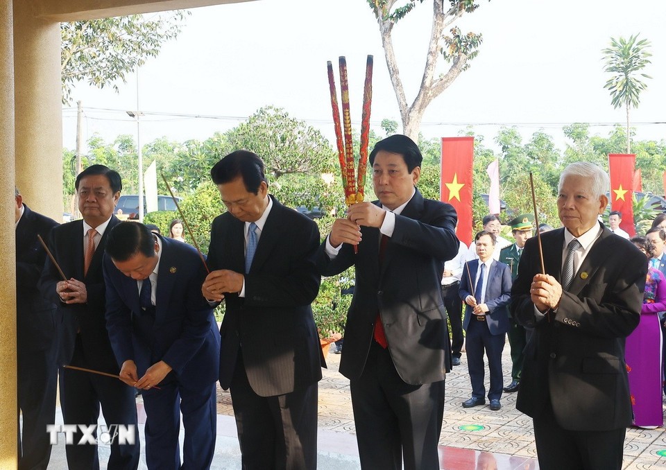 Chủ tịch nước Lương Cường và các đại biểu dâng hương tại Khu Di tích lịch sử Quốc gia Phú Riềng Đỏ, tại xã Thuận Lợi, huyện Đồng Phú. Ảnh: TTXVN.