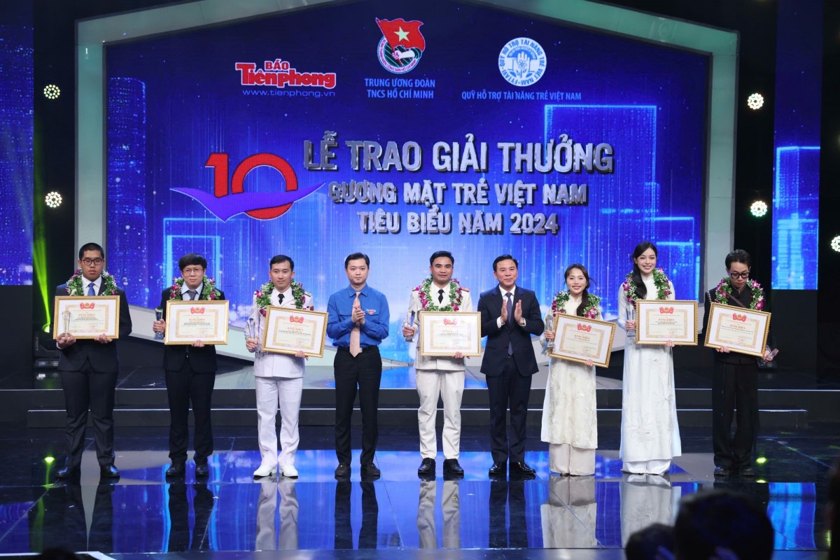 Phó Trưởng Ban Tổ chức Trung ương Đỗ Trọng Hưng và Bí thư BCH Trung ương Đoàn, Chủ tịch Trung ương Hội sinh viên Việt Nam Nguyễn Minh Triết trao giải thưởng cho các Gương mặt trẻ triển vọng - Ảnh: VGP