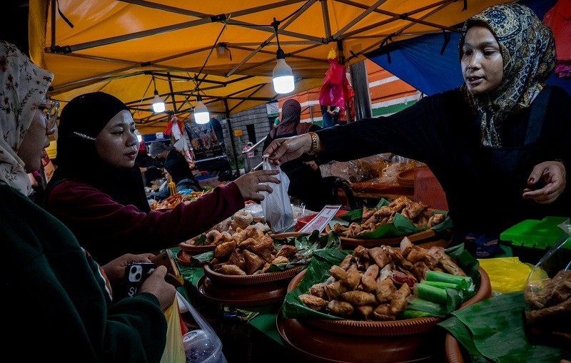 Một khu chợ Malaysia mở cửa thâu đêm trong tháng Ramadan. Ảnh: Getty