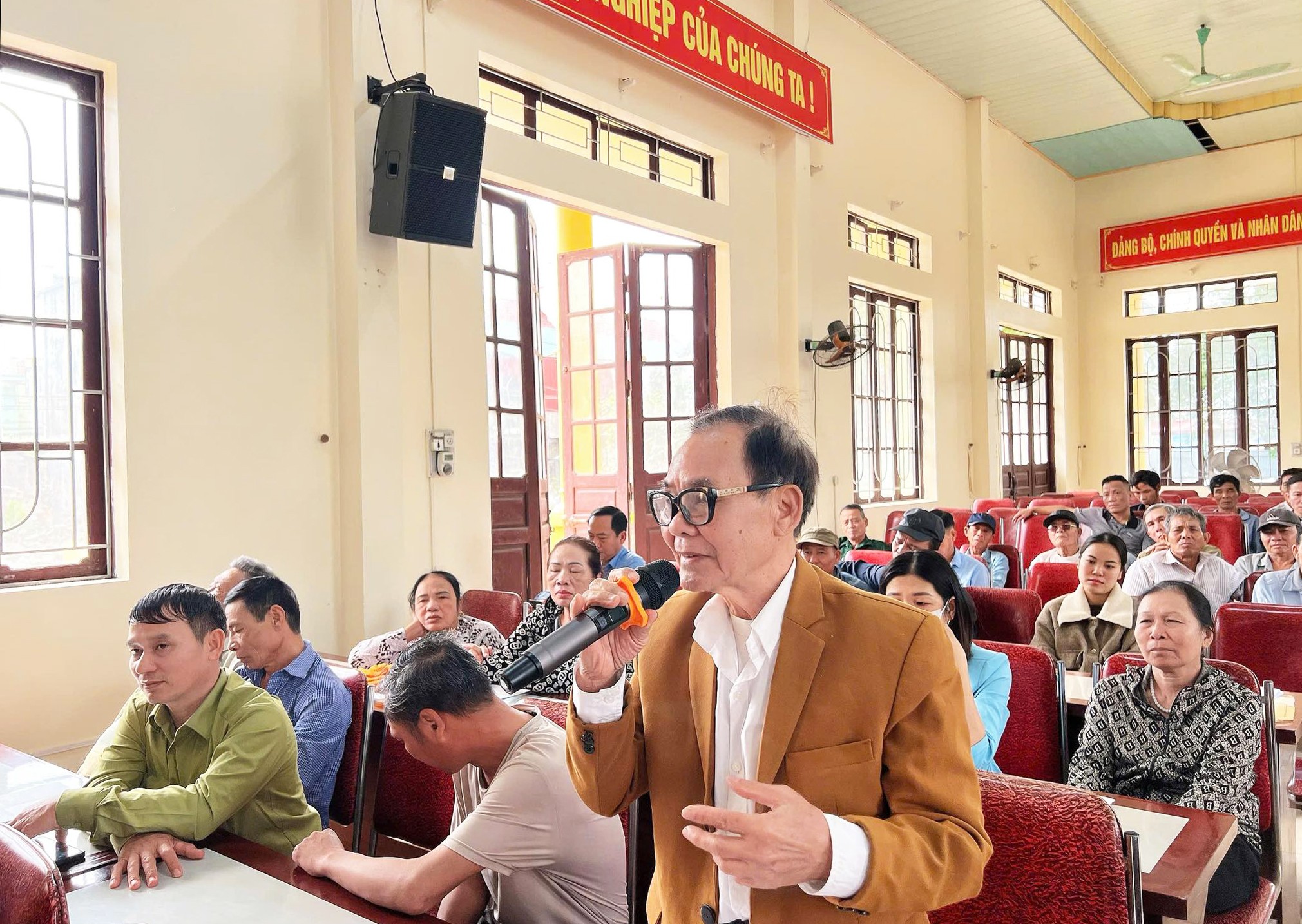 Đại diện người dân phát biểu, trao đổi ý kiến tại hội nghị.