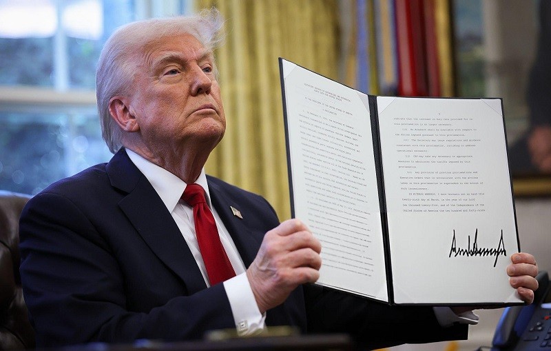 Tổng thống Trump ký sắc lệnh tăng thuế ngày 26/3. Ảnh: Getty