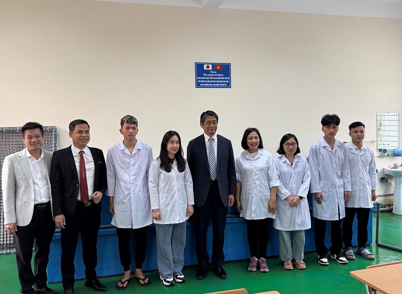 Đại diện Trường Cao đẳng Công nghệ, 555Win login đăng nhập và Thủy sản Hải Phòng chụp ảnh kỷ niệm cùng Đại sứ Ito Naoki. Ảnh: Đại sứ quán Nhật Bản