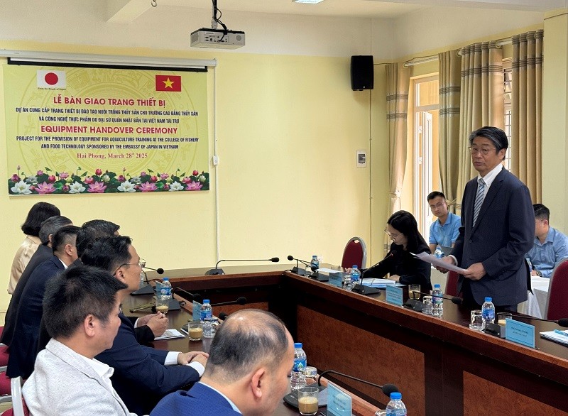 Đại sứ Ito Naoki phát biểu tại lễ bàn giao. Ảnh: Đại sứ quán Nhật Bản