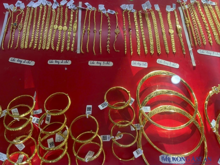 Giá vàng hạ nhiệt cả trong nước lẫn thế giới