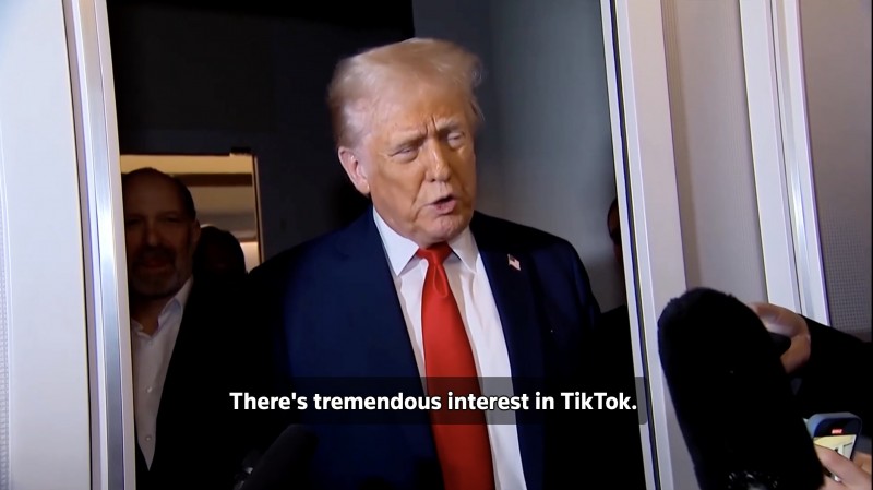 Ông Trump trả lời báo chí trên chuyên cơ Air Force One ngày 9/3. Ảnh: Theo Reuters.