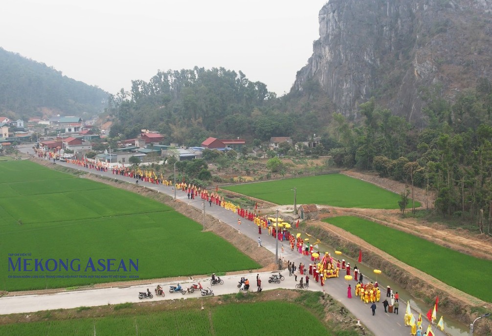 Trước đó, cũng trong sáng nay (2/4) đã diễn ra lễ rước nước tại chùa Nhẫm Dương.  Trong ảnh: Đoàn rước di chuyển từ chùa Nhẫm Dương đến giếng Nhẫm (tại khu dân cư Nhẫm Dương, phường Duy Tân, thị xã Kinh Môn).