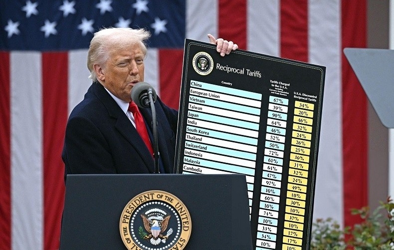 Tổng thống Trump ký sắc lệnh áp thuế với hàng chục nền kinh tế