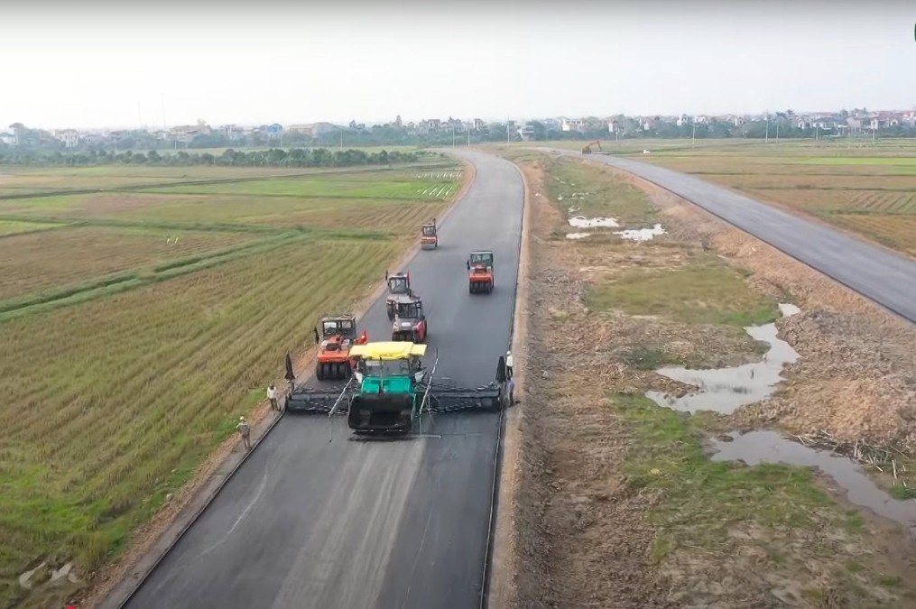 Tỉnh Hưng Yên hiện đang triển khai nhiều dự án giao thông trọng điểm. Trong ảnh: Thi công xây dựng đường Tân Phúc - Võng Phan (giao ÐT.378).