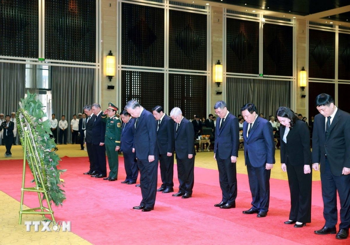Tổng Bí thư Tô Lâm viếng Đại tướng Khamtay Siphandone