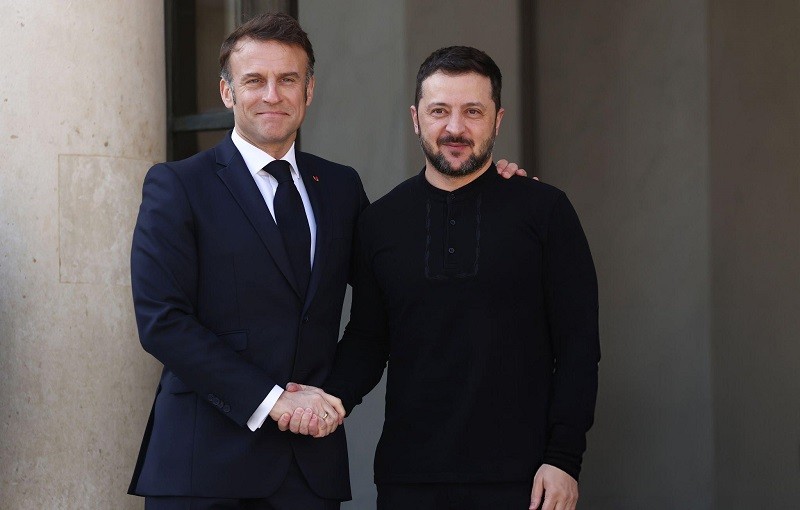 Tổng thống Macron (trái) và Tổng thống Zelensky tại Paris ngày 27/3. Ảnh: Getty