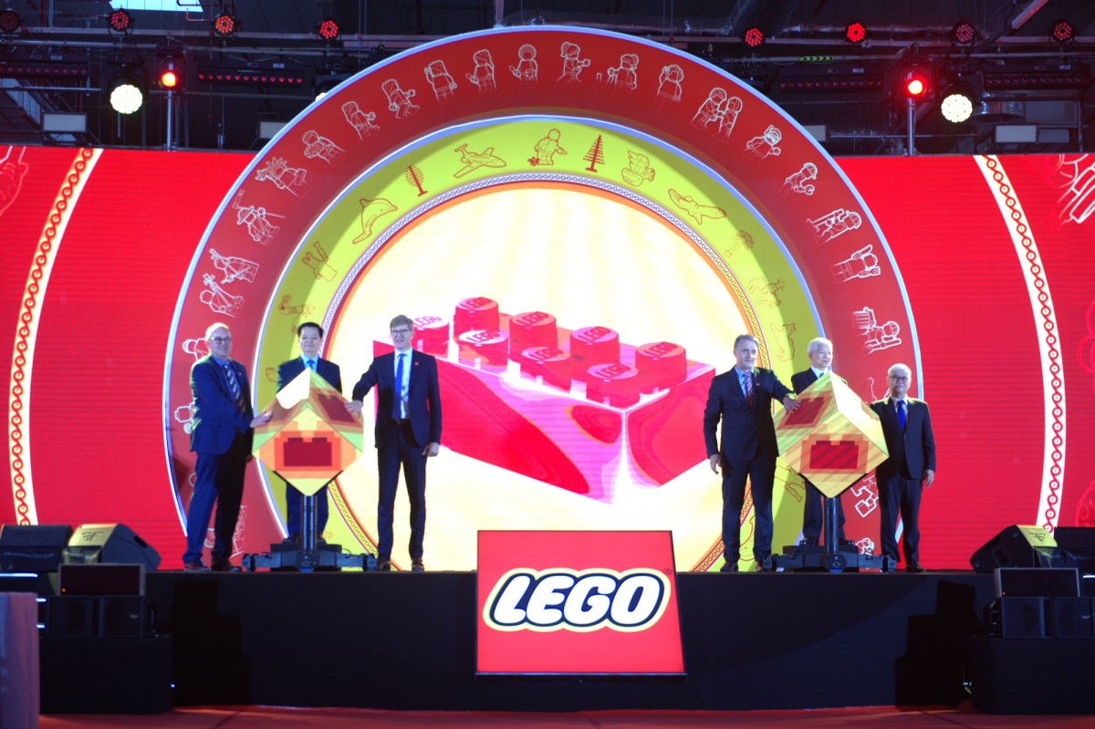 Các đại biểu thực hiện nghi thức mở khóa Nhà máy LEGO Manufacturing Việt Nam. Ảnh: VGP.