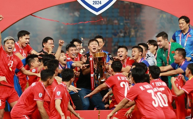 HLV Kim Sang-sik dẫn dắt ĐT Việt Nam giành vô địch giải Mitsubishi Electric ASEAN Cup 2024. Ảnh: VFF
