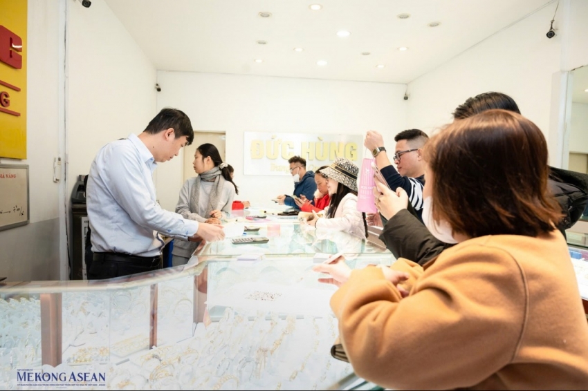 Giá vàng tiếp đà giảm, chuyên gia dự báo khó đạt đỉnh mới trong tuần