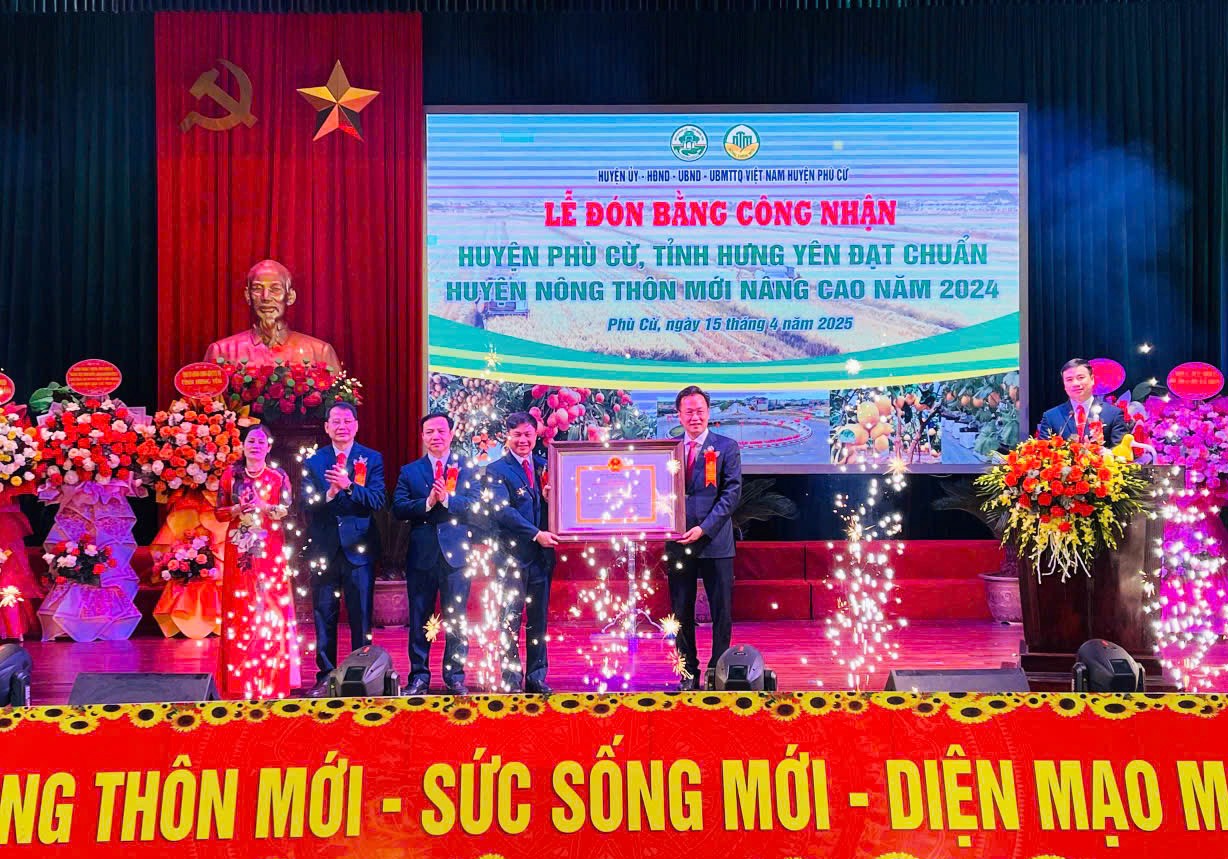 Thừa ủy quyền của Thủ tướng Chính phủ, ông Nguyễn Hữu Nghĩa, Bí thư Tỉnh ủy Hưng Yên trao Bằng công nhận huyện đạt chuẩn nông thôn mới nâng cao năm 2024 tặng Đảng bộ, 555win phien bạn Chính Thức và nhân dân huyện Phù Cừ. Ảnh: THHY.