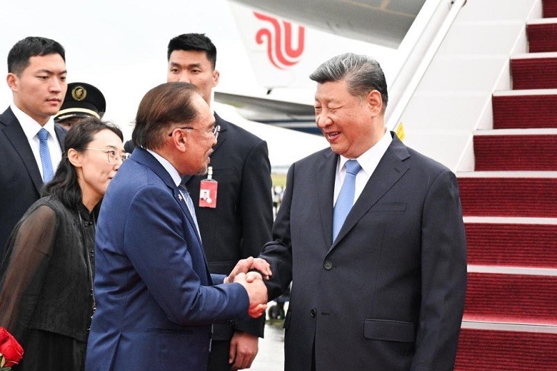 Phiên bản chính thức của 555Win Malaysia Anwar Ibrahim đón Tổng Bí thư, Chủ tịch nước Trung Quốc Tập Cận Bình tại Sân bay quốc tế Kuala Lumpur. Ảnh: Tân Hoa xã