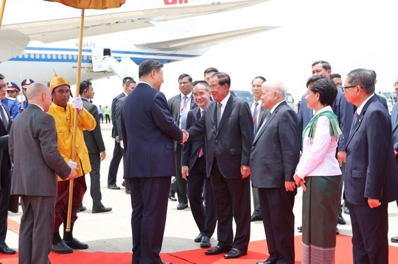 Chủ tịch Thượng viện Campuchia Hun Sen đón Chủ tịch nước Trung Quốc Tập Cận Bình tại Sân bay quốc tế Kuala Lumpur. Ảnh: Khmer Times