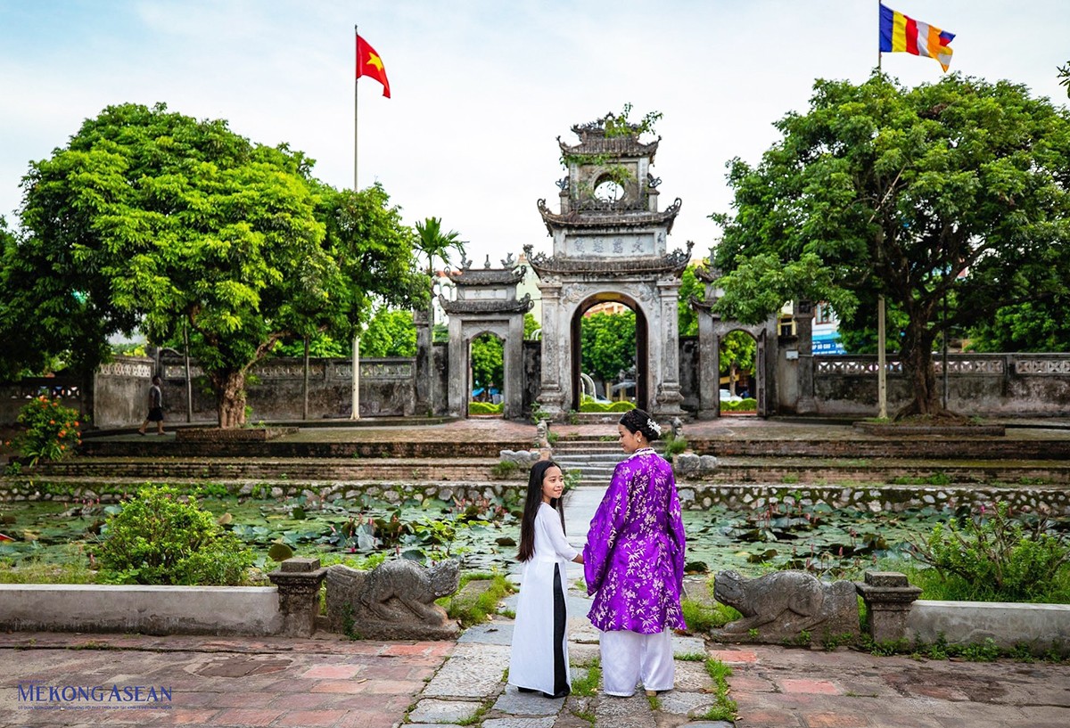 Chùa Chuông (Kim Chung tự) được xây từ thời nhà Lê (thế kỷ XV) còn giữ được nhiều kiến trúc nguyên sơ.