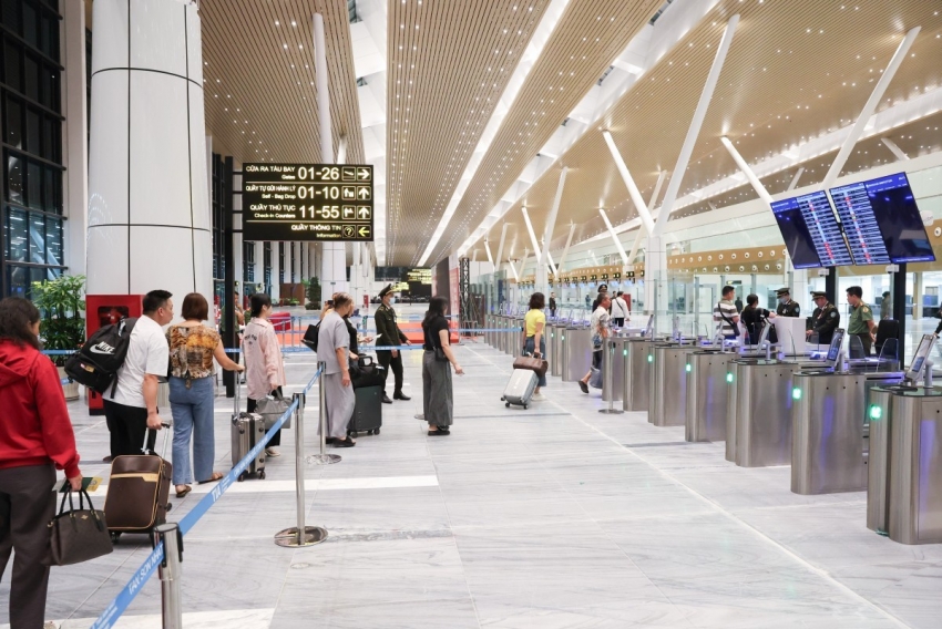 Nhà ga T3 Tân Sơn Nhất khai thác chuyến bay thương mại đầu tiên