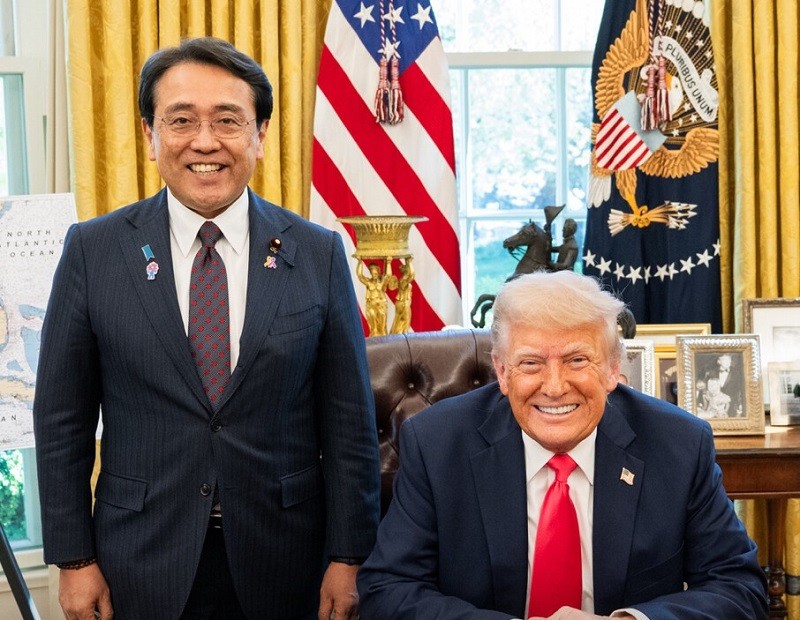Bộ trưởng Ryosei Akazawa và Tổng thống Donald Trump. Ảnh: Truthsocial/@realDonaldTrump