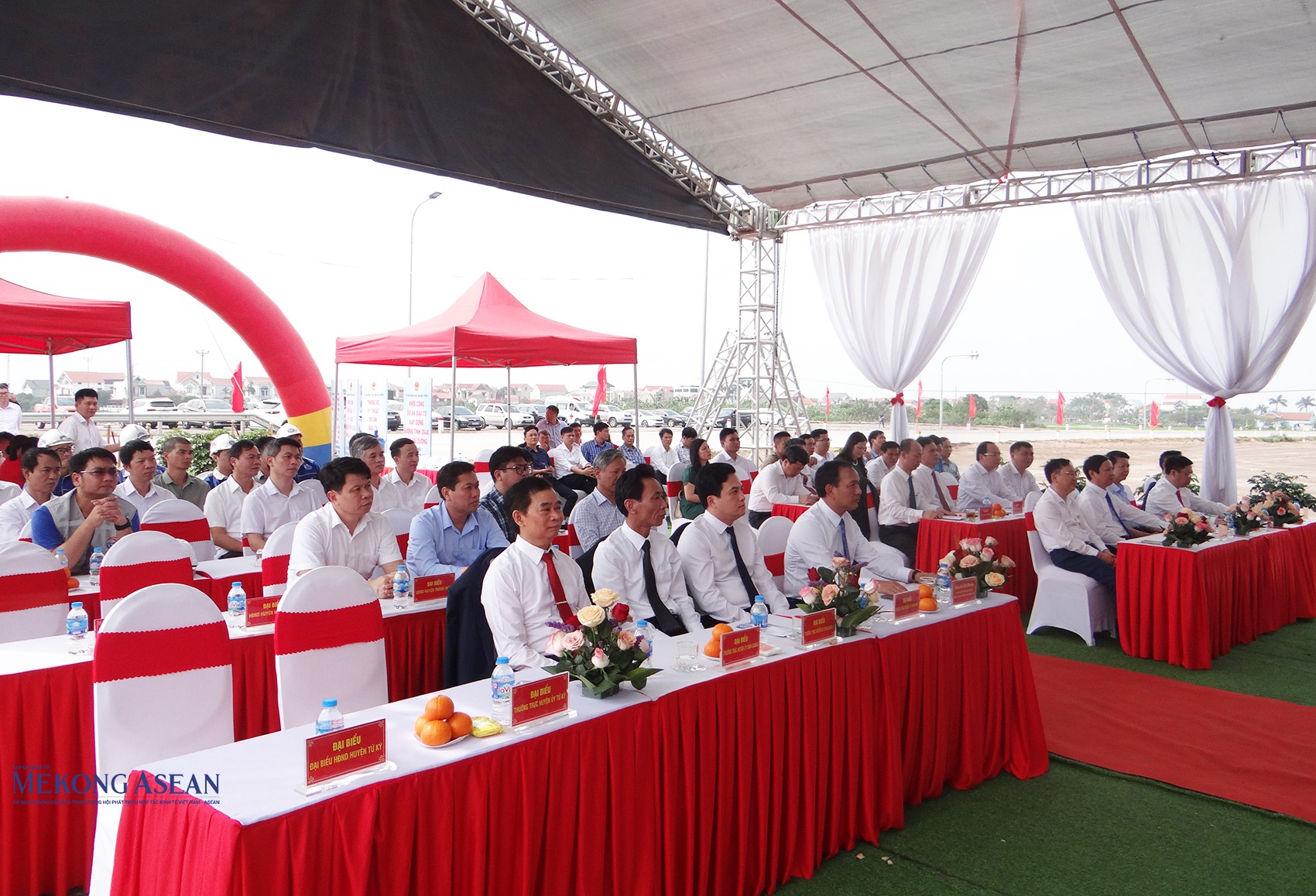 Đại diện lãnh đạo UBND tỉnh Hải Dương và các đại biểu dự buổi lễ. Ảnh: Phùng Nguyện.