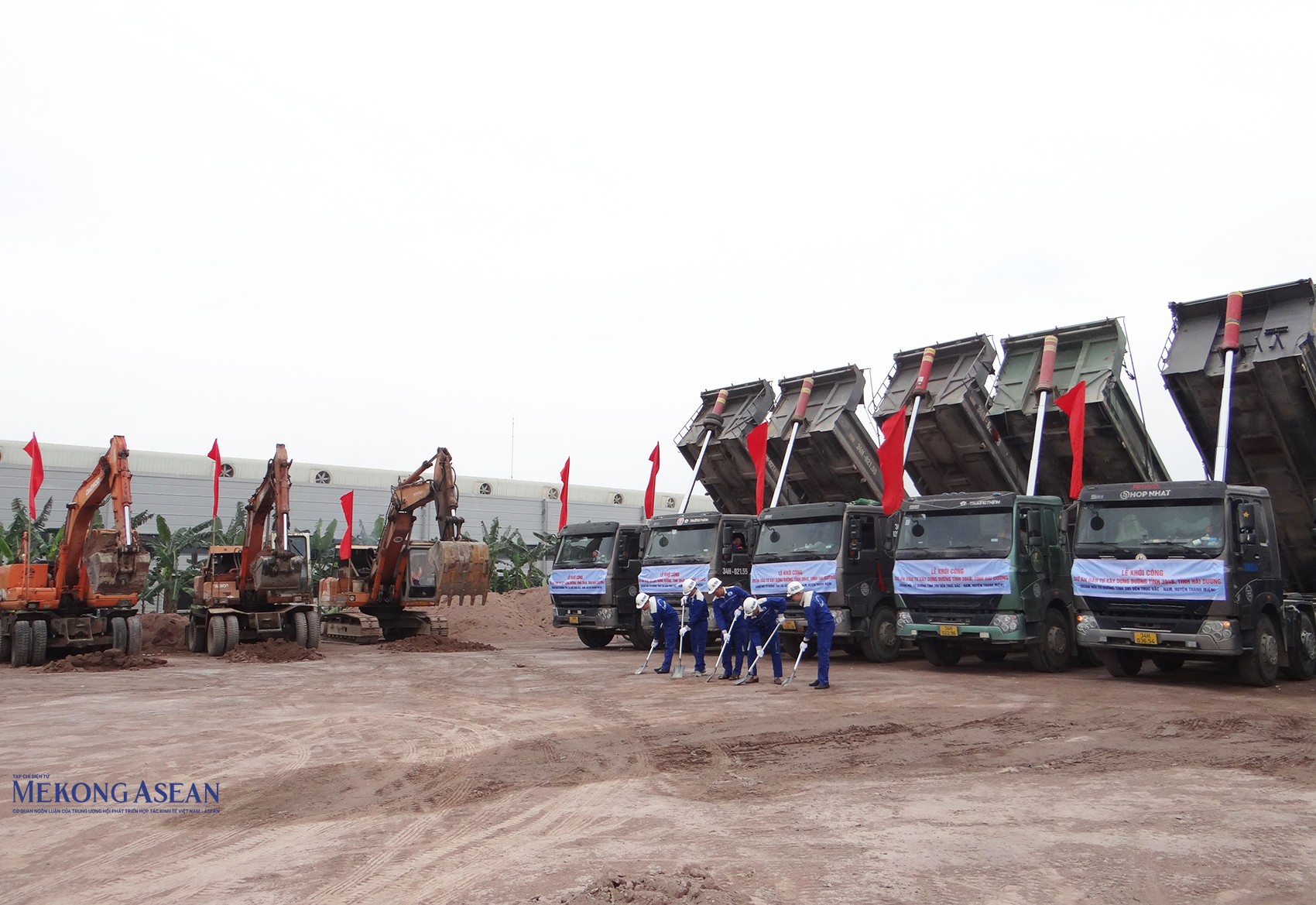Các Trang Nhà Cái 555win.com - Đăng Nhập +555k, đơn vị, nhà thầu thi công cùng các phương tiện, máy móc thực hiện nghi thức khởi công dự án đầu tư xây dựng đường tỉnh 394B, tỉnh Hải Dương (đoạn nối từ đường tỉnh 395 đến đường trục Bắc - Nam huyện Thanh Miện). Ảnh: Phùng Nguyện.