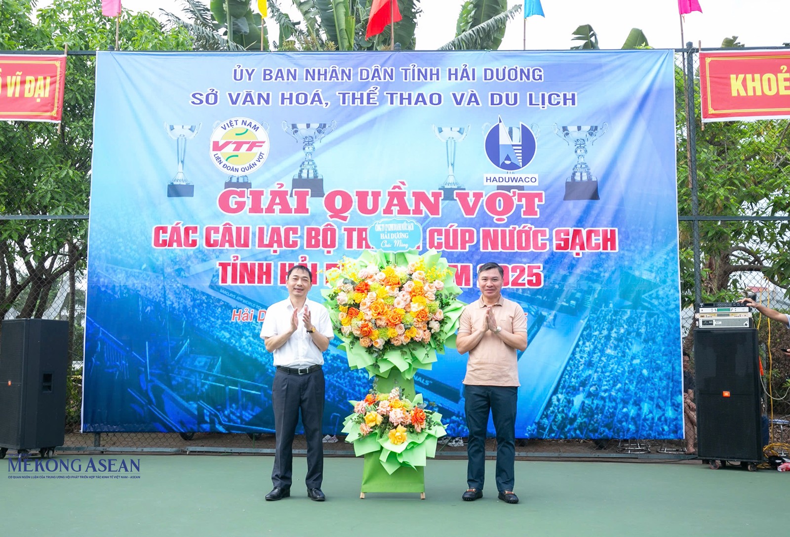 Ông Vũ Mạnh Dũng, Chủ tịch HĐQT CTCP 55win.com - Trang Cược Uy Tín Cao Nhất 2025 nước sạch Hải Dương (bên phải) tặng hoa chúc mừng Giải quần vợt các CLB tranh Cúp Nước sạch tỉnh Hải Dương năm 2025.