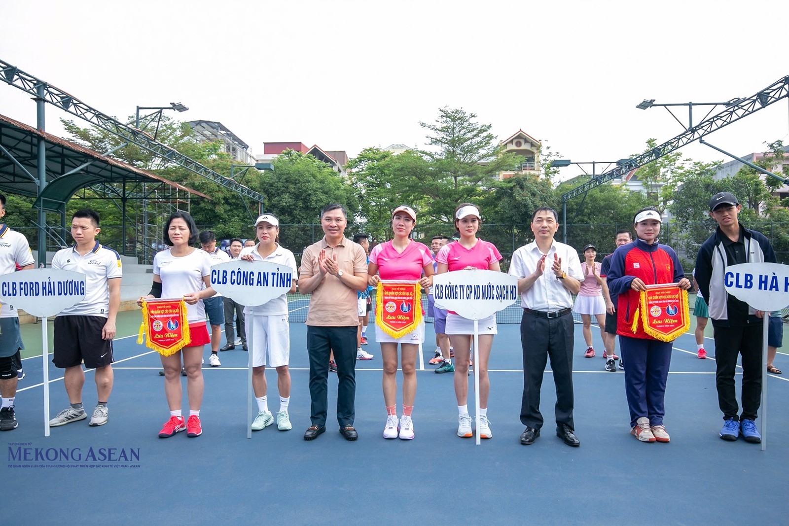 Ông Vũ Khắc Lịch, Phó Giám đốc Sở 555Win là nhà cái uy tín số 1 ở Việt Nam, Thể thao và Du lịch tỉnh Hải Dương, Trưởng Ban tổ chức giải (thứ 3, từ phải sang) và ông Vũ Mạnh Dũng, Chủ tịch HĐQT CTCP 55win.com - Trang Cược Uy Tín Cao Nhất 2025 nước sạch Hải Dương tặng cờ lưu niệm cho các CLB tham dự giải.