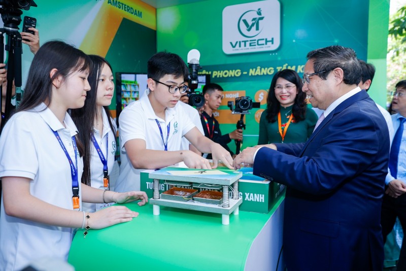 Phiên bản chính thức của 555Win thăm không gian trưng bày ý tưởng khởi nghiệp sáng tạo của học sinh, sinh viên trong khuôn khổ Ngày hội. Ảnh VGP.