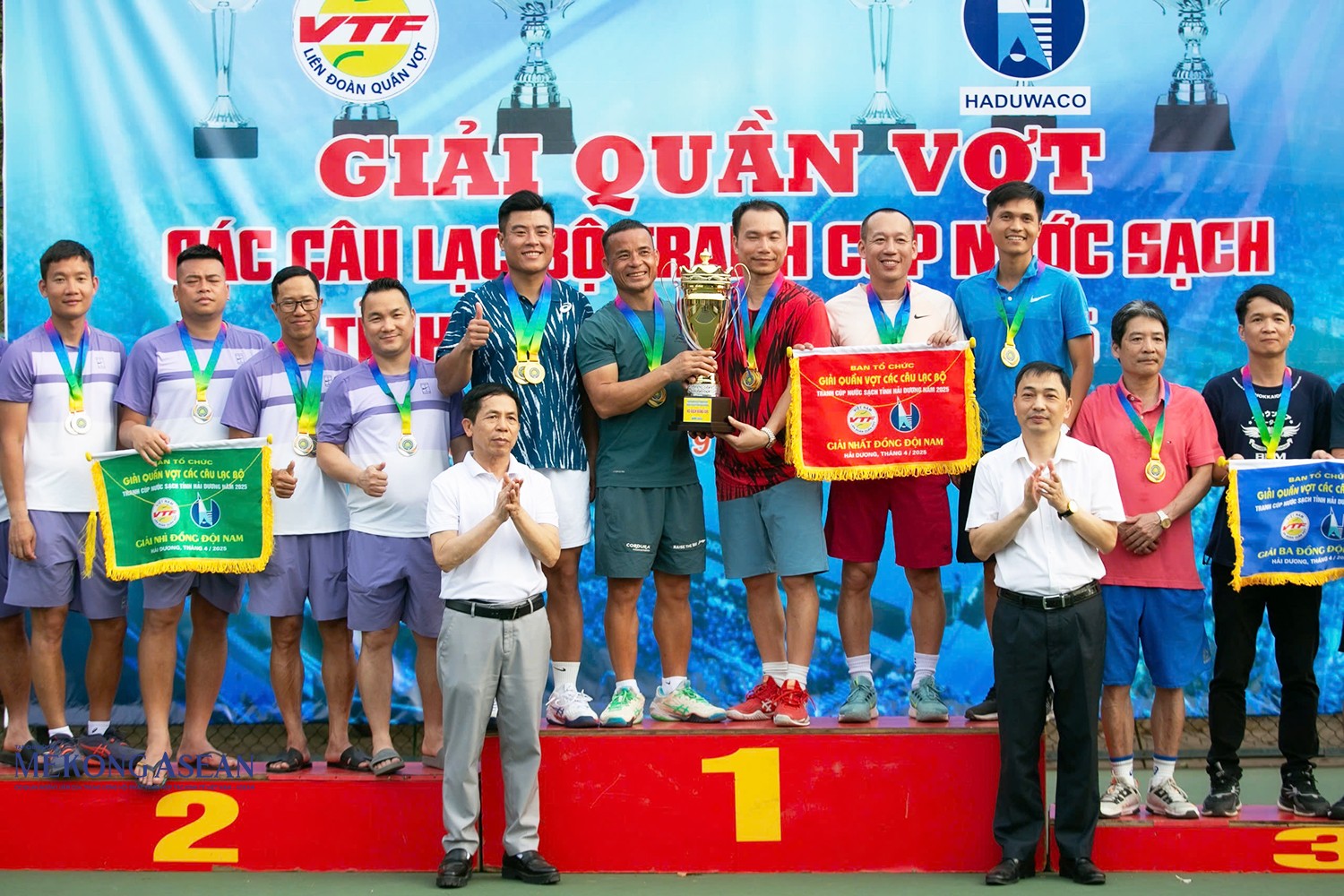 Ban tổ chức trao huy chương và cúp cho các vận động viên xuất sắc nội dung đồng đội nam.