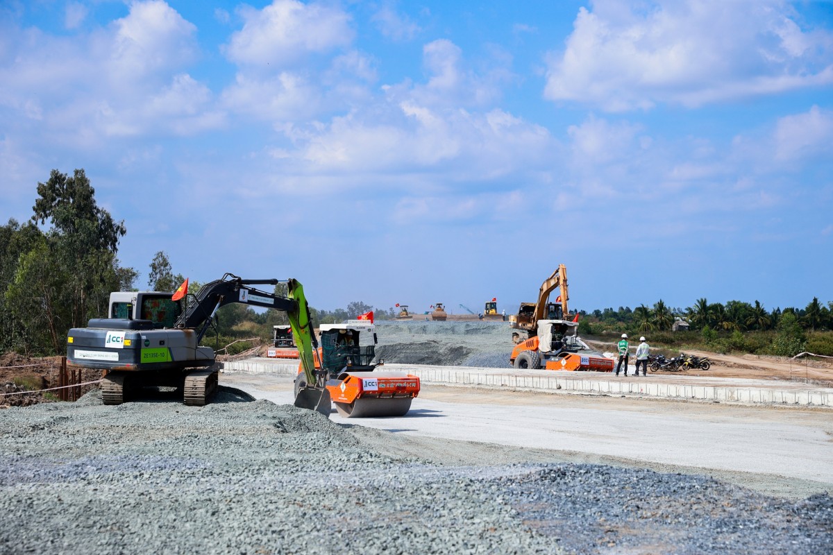 Dự án cao tốc Cần Thơ - Cà Mau dài hơn 110 km, đi qua Cần Thơ, Hậu Giang, Bạc Liêu, Kiên Giang, Cà Mau, do Ban Quản lý dự án Mỹ Thuận (Bộ Xây dựng) làm chủ đầu tư. Ảnh: VGP.