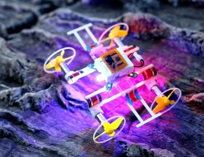 Trung Quốc ‘trình diễn’ robot siêu nhỏ biết bay, chạy và biến hình