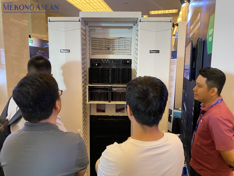 Nhà cung cấp các giải pháp hạ tầng mạng PANDUIT của Mỹ giới thiệu tủ điện thông minh nằm trong hệ thống hạ tầng trung tâm dữ liệu. Tủ điện này bao gồm Net-Verse, PDU ES2P MI và cảm biến môi trường nhằm hỗ trợ Trang Nhà Cái 555win.com - Đăng Nhập +555k quản lý điện năng hiệu quả, bảo v