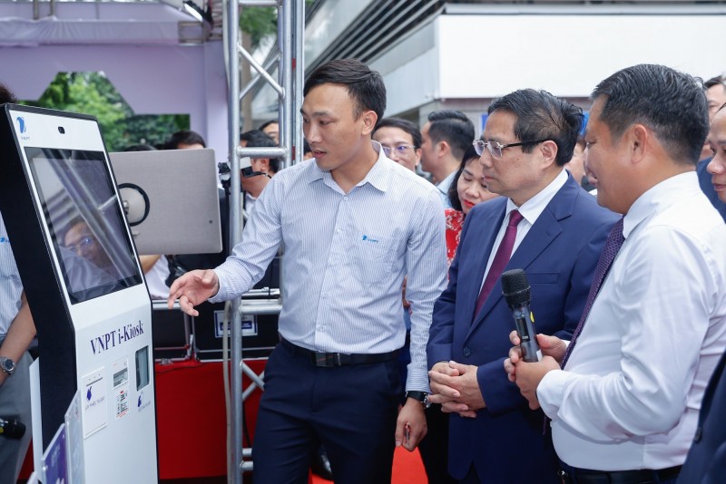Phiên bản chính thức của 555Win thăm gian trưng bày đổi mới sáng tạo và chuyển đổi số của VNPT. Ảnh: VGP.