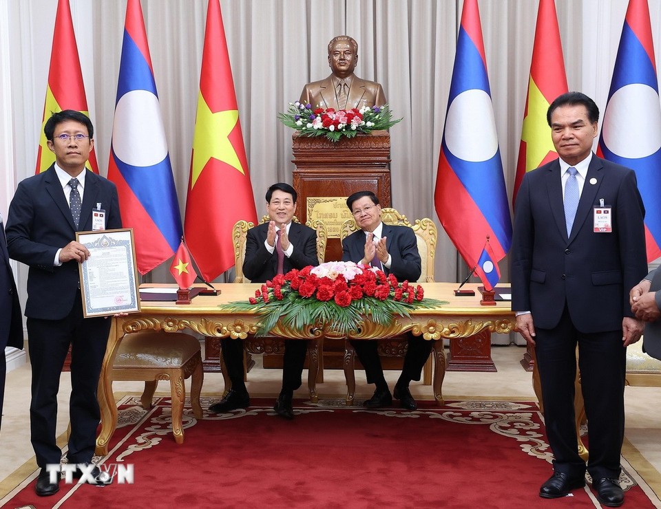 Chủ tịch nước Lương Cường và Tổng Bí thư, Chủ tịch nước Lào Thongloun Sisoulith chứng kiến lễ trao Giấy phép đầu tư (điều chỉnh) Dự án thủy điện Xekaman 3 tại tỉnh Sekong (Lào). Ảnh: TTXVN.