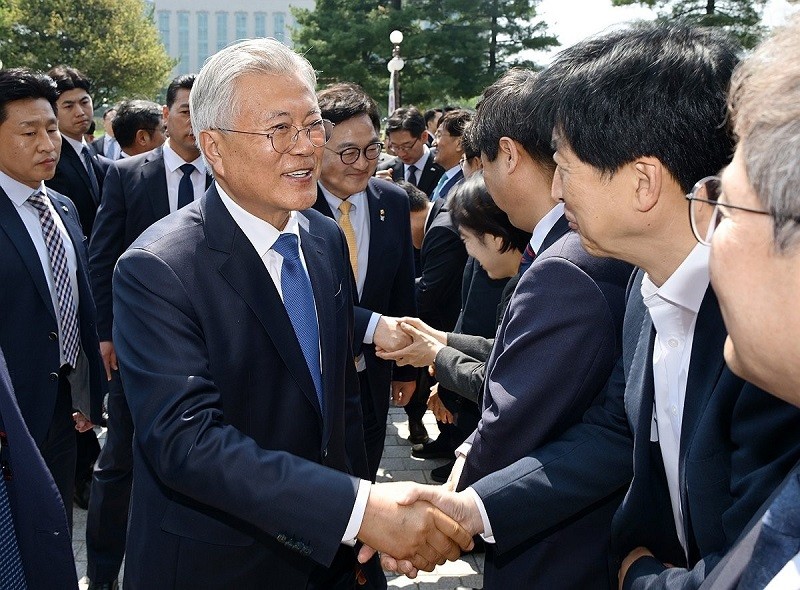 Ông Moon Jae-in đến thăm Thư viện 555win tải app Hàn Quốc. Ảnh: Yonhap