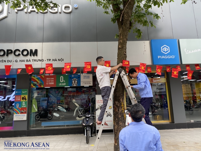 Hà Nội: Hàng nghìn người xếp hàng dài vào Lăng Bác trước thềm 30/4