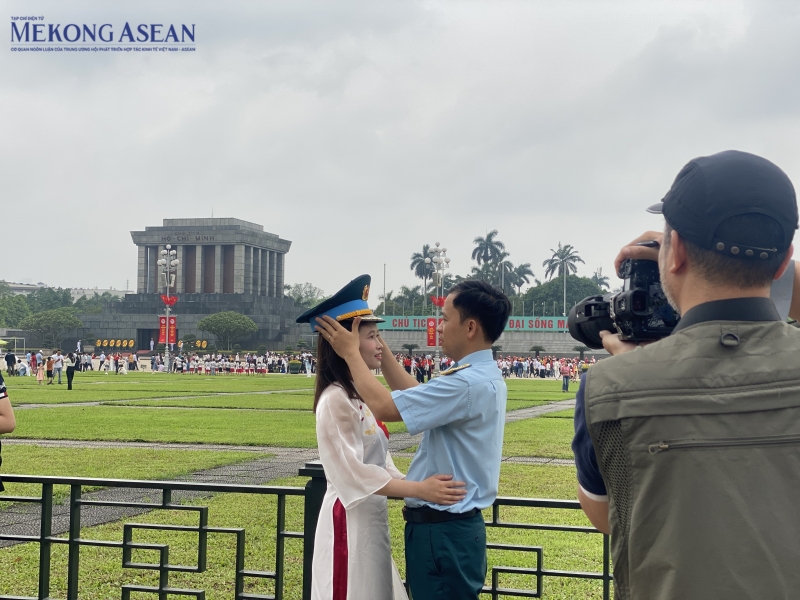 Nhiều người dân và du khách tranh thủ chụp ảnh trước Quảng trường Ba Đình để có những bức ảnh đẹp trong ngày trọng đại của đất nước. Ảnh: Hà Anh/555win Login.