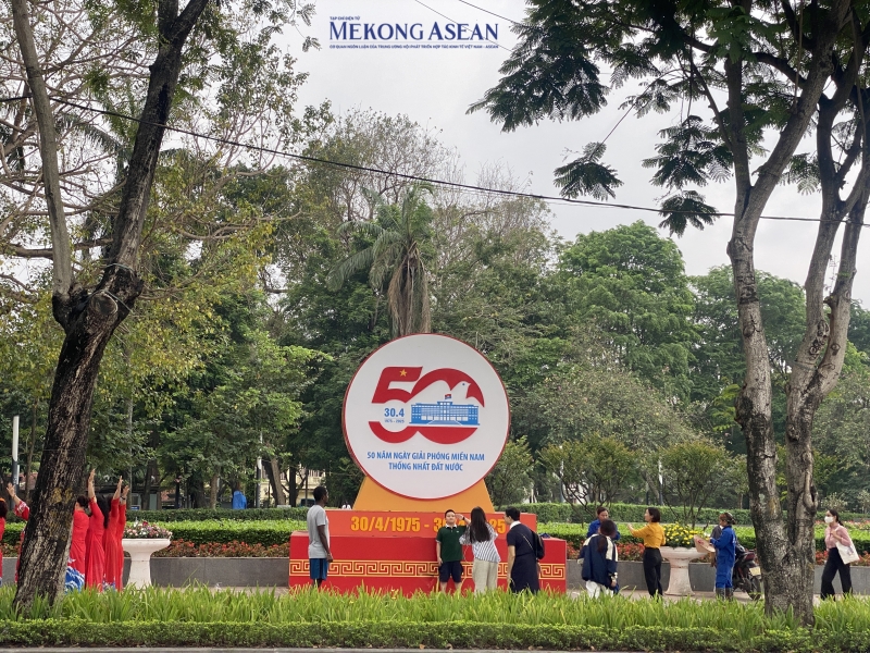 Hà Nội: Hàng nghìn người xếp hàng dài vào Lăng Bác trước thềm 30/4