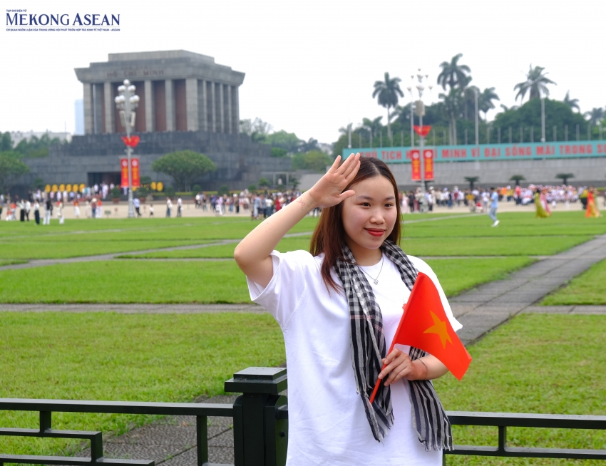Hà Nội: Hàng nghìn người xếp hàng vào Lăng Bác trước thềm 30/4